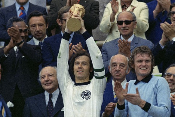 Beckenbauer kann 1974 als Captain den Weltmeisterpokal entgegennehmen.
