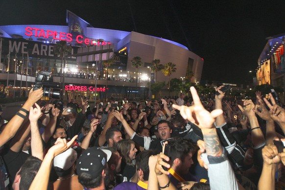 Grenzenloser Jubel vor dem Staples Center in LA.