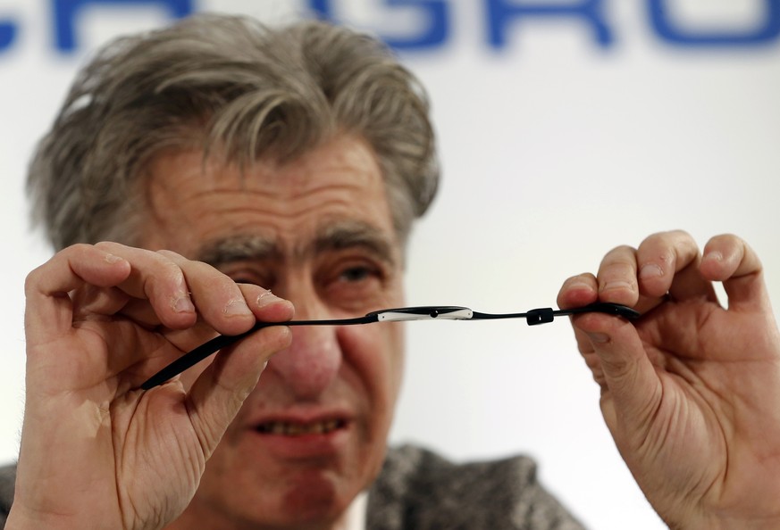 Nick Hayek CEO and Chairman of the Board of the Swatch Group shows a new Swatch during the Swiss watchmaker&#039;s annual news conference in Biel, Switzerland March 16, 2017. REUTERS/Denis Balibouse