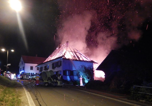 Nachbarn retten Bewohner aus brennendem Haus