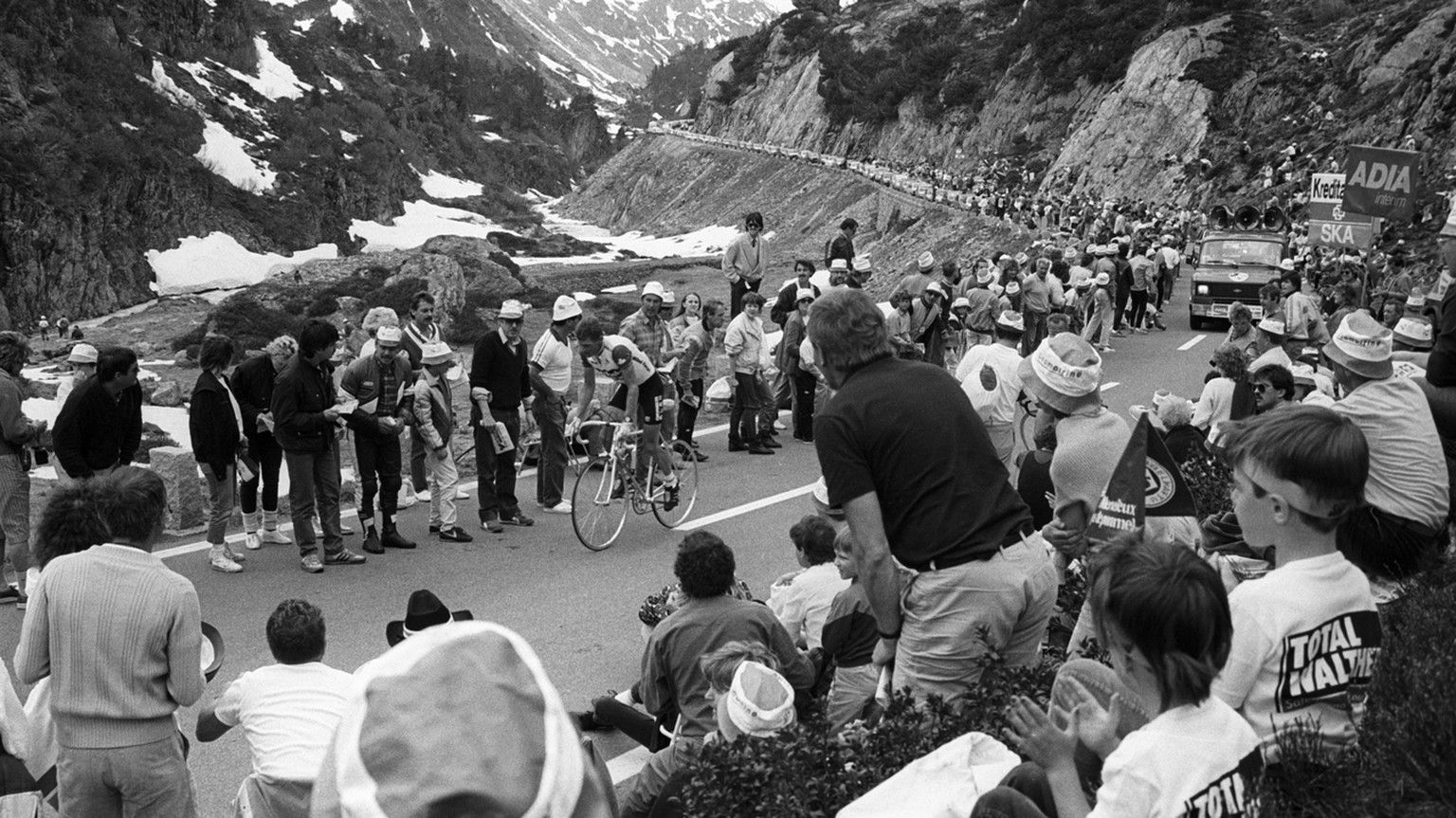 Ein Fahrer kaempft sich am 15. Juni 1986 bei der 5. Etappe der Tour de Suisse, einem Bergzeitfahren von Innertkirchen nach Steingletscher, zwischen dichten Zuschauer-Reihen die Sustenpass-Strasse hina ...