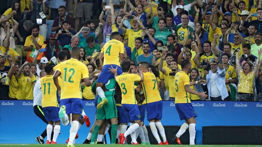 epa05503201 Neymar of Brazil (hidden) celebrates with the crowds after he scored the 1-0 opening goal during men&#039;s Gold Medal match between Brazil and Germany of the Rio 2016 Olympic Games Soccer ...