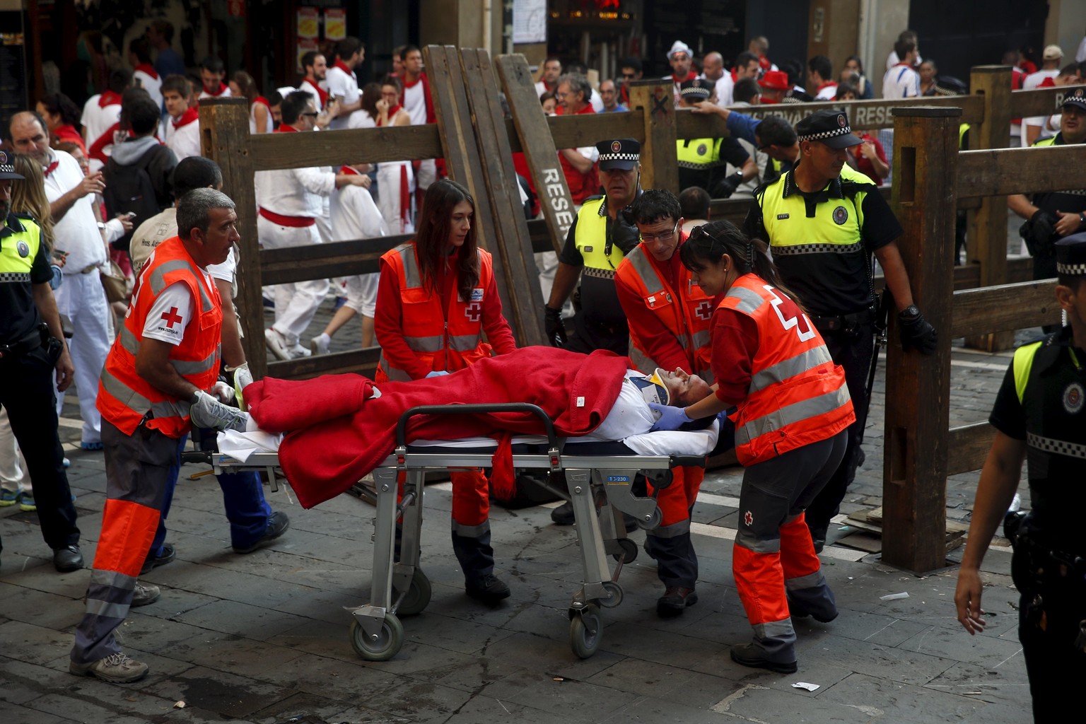Sanitäter versorgen in Pamplona einen Verletzten.