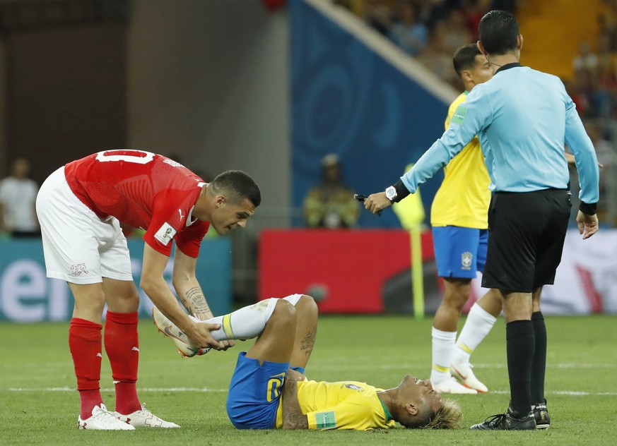 epa06817073 Granit Xhaka (L) of Switzerland helps Neymar of Brazil during the FIFA World Cup 2018 group E preliminary round soccer match between Brazil and Switzerland in Rostov-On-Don, Russia, 17 Jun ...