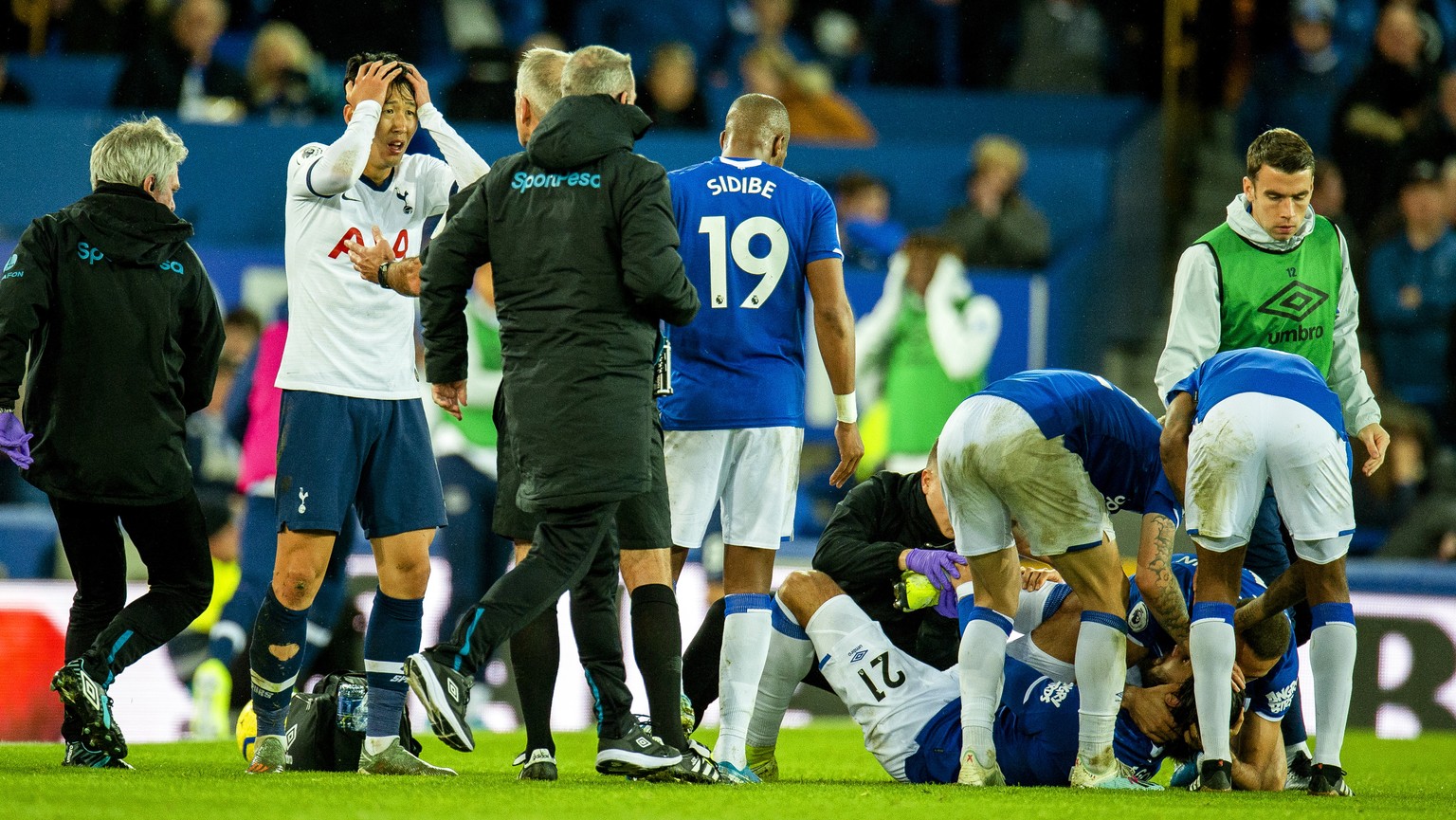 epa07970261 Tottenham Hotspur&#039;s Son Heung-min (2-L) reacts after tackling Everton&#039;s Andre Gomes (bottom R) causing an injury to the Everton player during the English Premier League soccer ma ...