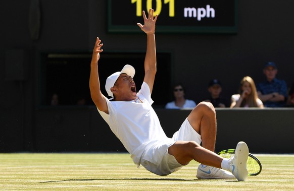epa06890405 Chun Hsin Tseng of Taiwan celebrates after beating Jack Draper of Britain in the juniors singles final of the Wimbledon Championships at the All England Lawn Tennis Club, in London, Britai ...
