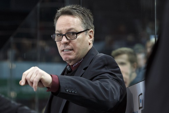 Geneve-Servette&#039;s Head coach Chris McSorley gestures, during the game of National League A (NLA) Swiss Championship between Geneve-Servette HC and SC Bern, at the ice stadium Les Vernets, in Gene ...