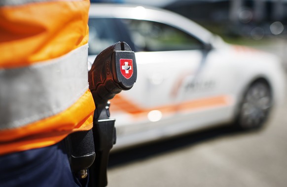 Eine Patrouille der Polizei Basel-Landschaft, bei der Fahrzeug und Fuehrerausweis-Ueberpruefung, aufgenommen am 24. April 2013. (KEYSTONE/Christian Beutler)