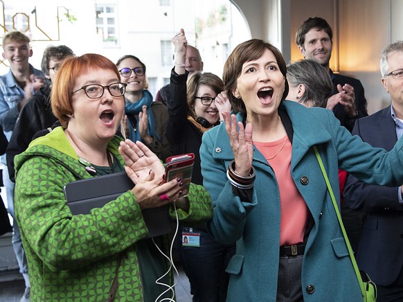 Präsidentin Regula Rytz (Mitte) jubelt: Schon jetzt steht fest, dass die Grünen die überragenden Sieger des heutigen Wahlsonntags sind.