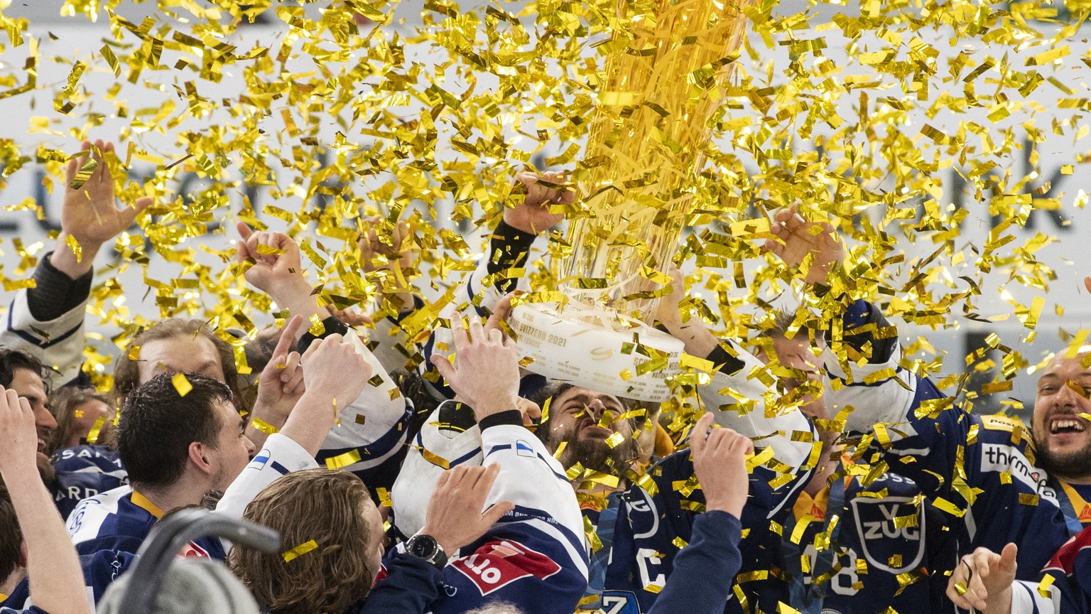 Die Spieler des EV Zug feiern mit dem Meisterpokal, im dritten Eishockey Playoff-Finalspiel der National League zwischen dem EV Zug und Geneve-Servette HC am Freitag, 7. Mai 2021, in der Bossard Arena ...