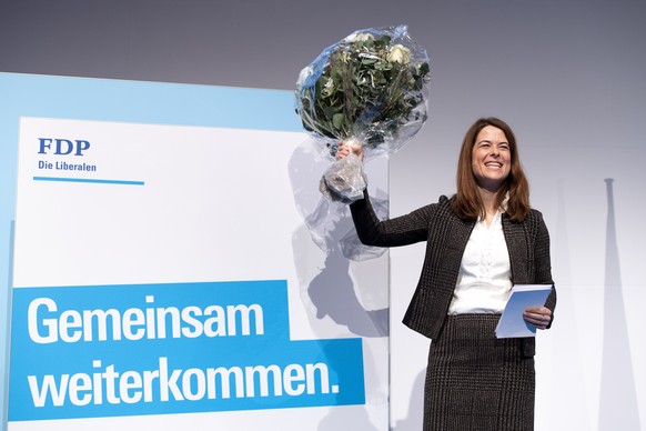 Parteipraesidentin Petra Goessi, lachend mit einem Blumenstrauss in den Haenden an der Delegiertenversammlung der Freisinnig Demokratischen Partei der Schweiz, FDP, in Biel am Samstag, 12. Januar 2019 ...