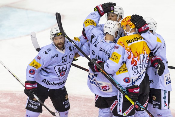 Les joueurs fribourgeois, laissent eclater leur joie, lors du match du championnat suisse de hockey sur glace de National League LNA, entre le Geneve Servette HC et le HC Fribourg-Gotteron, ce samedi  ...