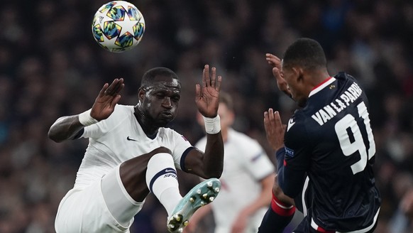 epaselect epa07941394 Tottenham&#039;s Moussa Sissoko (L) and Red Star&#039;s Rajiv Van la Parra (R) in action during the UEFA Champions League group B soccer match between Tottenham Hotspurs and Red  ...
