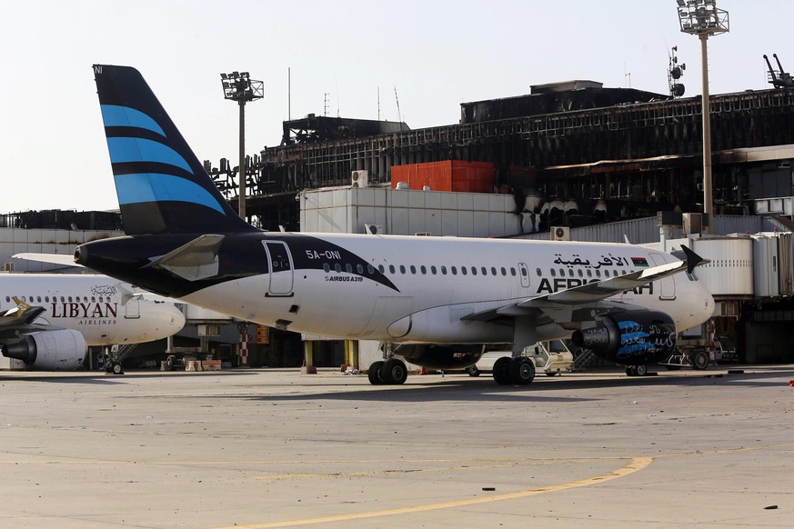 Ein Flugzeug der Afriqiyah Airways auf dem Rollfeld des Tripoli Airport.