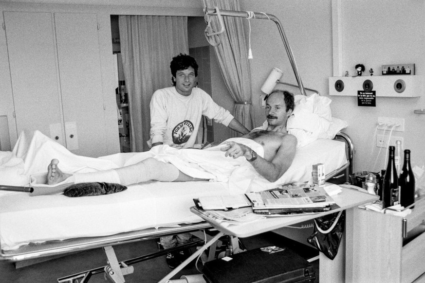 Rolf Biland, links, besucht am 9. September 1987 im Spital in Neuenburg seinen Motorradrennfahrer-Kollegen Jacques Cornu. Cornu zog sich beim letzten WM-Lauf in Anderstorp in Schweden einen dreifachen ...