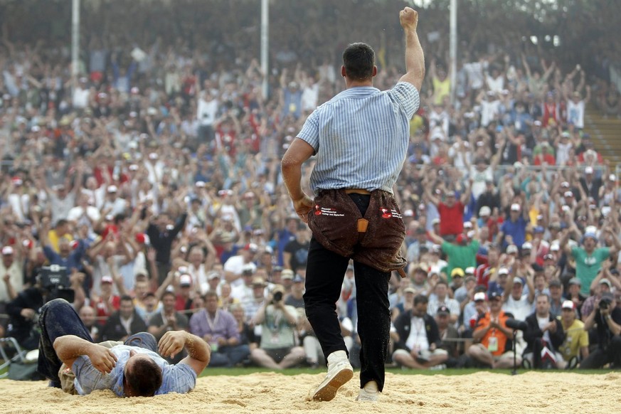 Schwinger Kilian Wenger, rechts, jubelt nach dem Sieg gegen Joerg Abderhalden am Eidgenoessischen Schwingfest in Frauenfeld am Sonntag, 22. August 2010. Das Eidgenoessische Schwingfest in Frauenfeld d ...