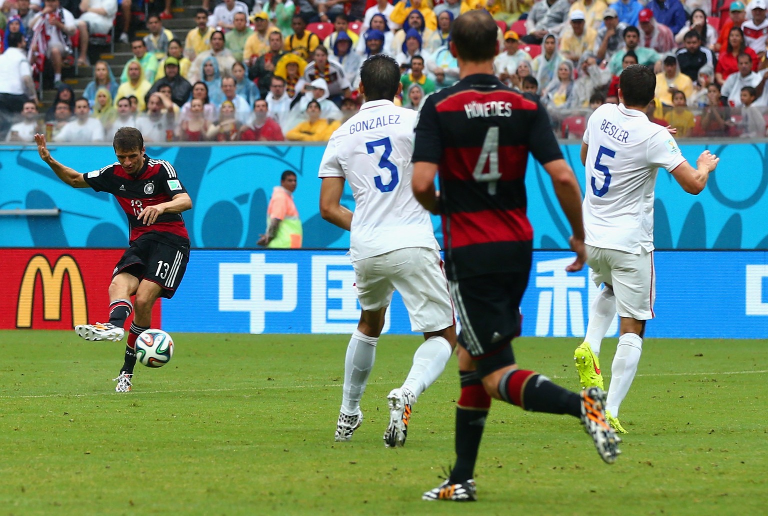 Thomas Müllers Schuss zum 1:0 gegen die USA ist eines von bislang 38 im «Adidas F50 Adizero» erzielten WM-Toren.
