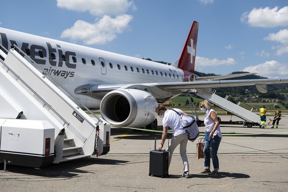 Personen beim boarding fuer den ersten Flug Belp-Mallorca der Fluggesellschaft FlyBair, am Samstag, 18. Juli 2020, in Belp. FlyBair ist eine virtuelle Fluggesellschaft und entstammt aus einem Crowdfou ...