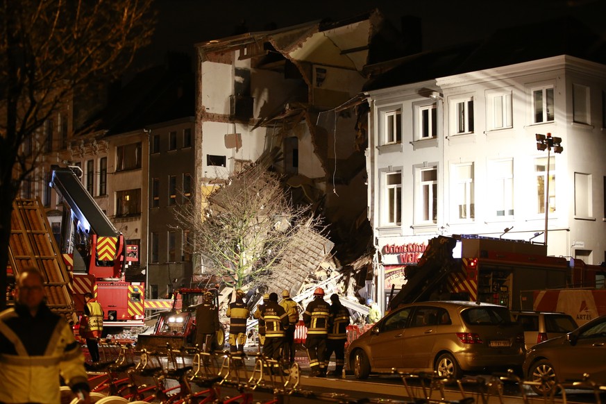epa06441686 Firefighters inspect the debris, at the Paardenmarkt in Antwerp, Belgium after several buildings collapsed following an explosion, 15 January 2018. According to Antwerp police at least ten ...