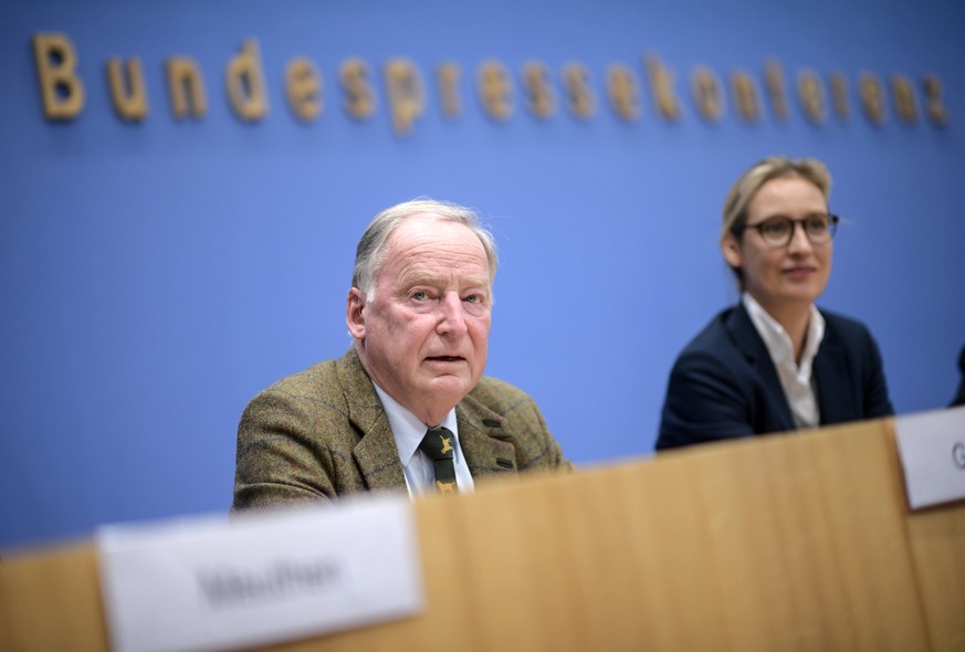 epaselect epa06225487 Alexander Gauland (L) and Alice Weidel (R), the two co-top candidates for the general elections of the right-wing German &#039;Alternative for Germany&#039; (AfD) party, attend a ...