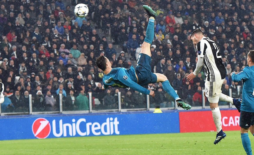 epa06644064 Real Madrid&#039;s Cristiano Ronaldo (C) scores the 2-0 goal during the UEFA Champions League quarter final first leg soccer match between Juventus FC vs Real Madrid CF at Allianz stadium  ...