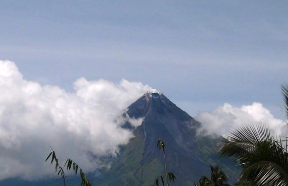 epa05530361 A handout picture released on 08 September 2016 by the Philippine Institute of Volcanology and Seismology (PHIVOLCS) shows the Mayon volcano in Legaspi city, Albay province, Philippines. P ...