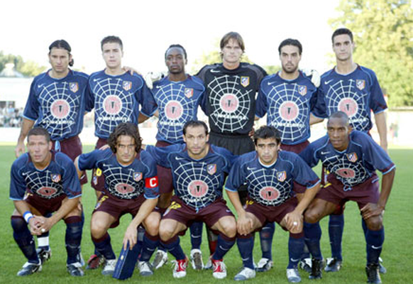 Diego Simeone (unten links) als Spieler im speziellen Trikot.