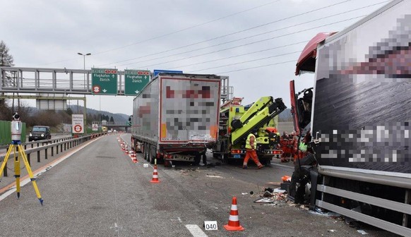 A1/Winterthur-Wülflingen: Auffahrkollision fordert Todesopfer 

Bei der Auffahrkollision zwischen einem Lastwagen und einem Sattelmotorfahrzeug ist am frühen Montagmorgen (22.03.2021) auf der A1 bei W ...
