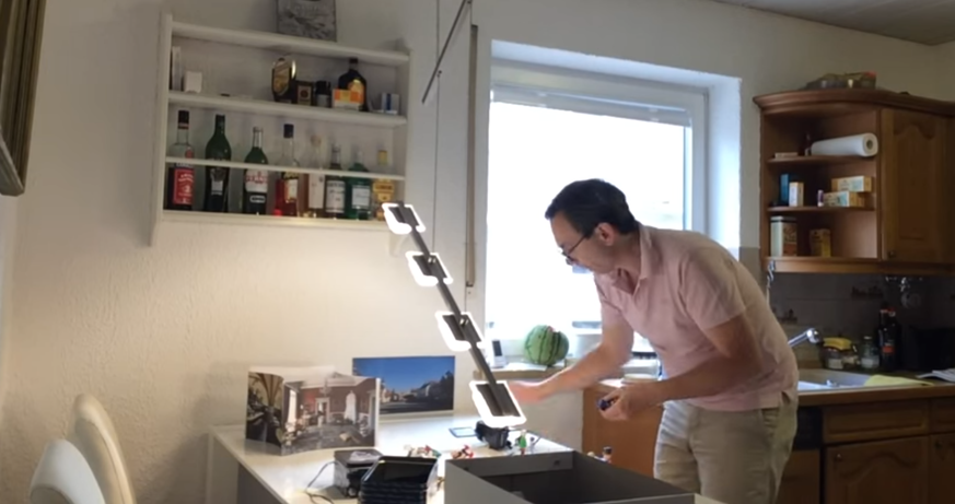 So sieht es aus, wenn Michael Sommer zuhause am Küchentisch seine YouTube-Videos dreht.