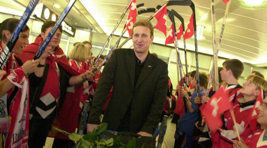 Natitrainer Ralph Krueger bei der Ankunft von der WM 2000.