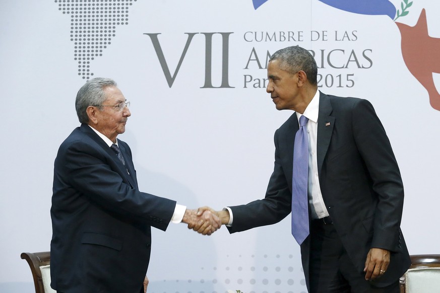 Raul Castro und Barack Obama schütteln Hände am Amerika-Gipfel in Panama.&nbsp;