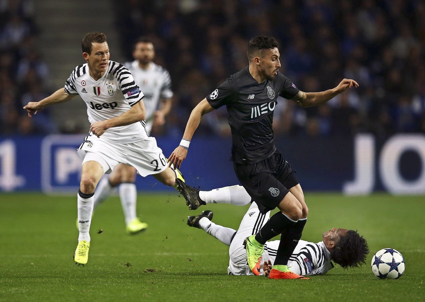 epa05809282 FC Porto&#039;s Alex Telles (C) in action against Juventus players Stephan Lichtsteiner (L) and Juan Cuadrado (bottom) during the UEFA Champions League round of 16, first leg soccer match  ...