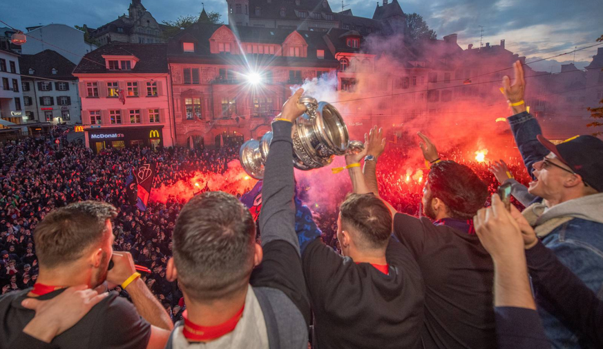 Die Menge feierte die Cupsieger des FC Basel auf dem Barfüsserplatz.