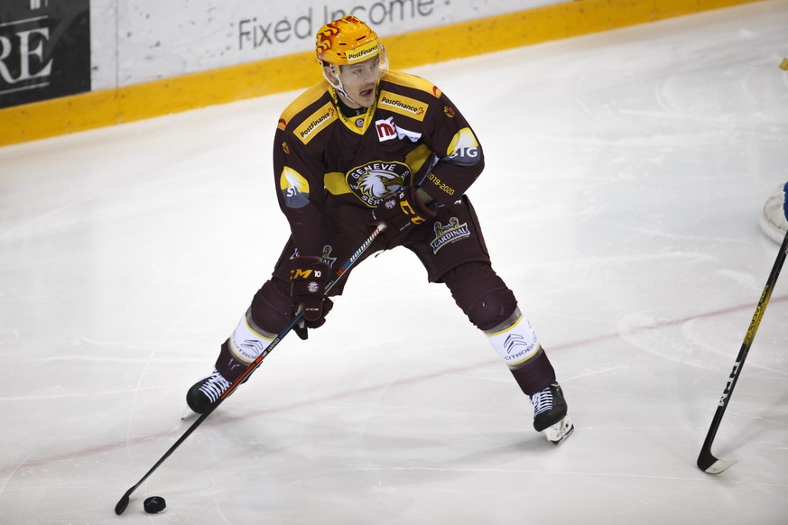 Geneve-Servette&#039;s forward Tommy Wingels, of USA, controls the puck, during a National League regular season game of the Swiss Championship between Geneve-Servette HC and HC Davos, at the ice stad ...