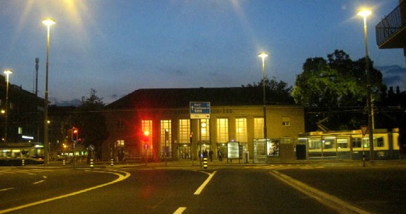 Tramhaltestelle am Bahnhof Wiedikon bei Nacht.