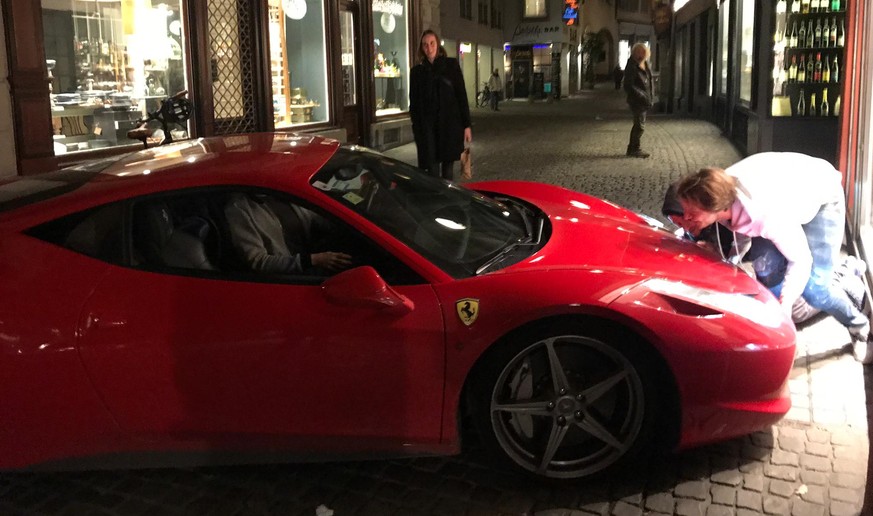 Schieben nützt nichts: Mitten im Niederdorf steckt ein Ferrari fest.