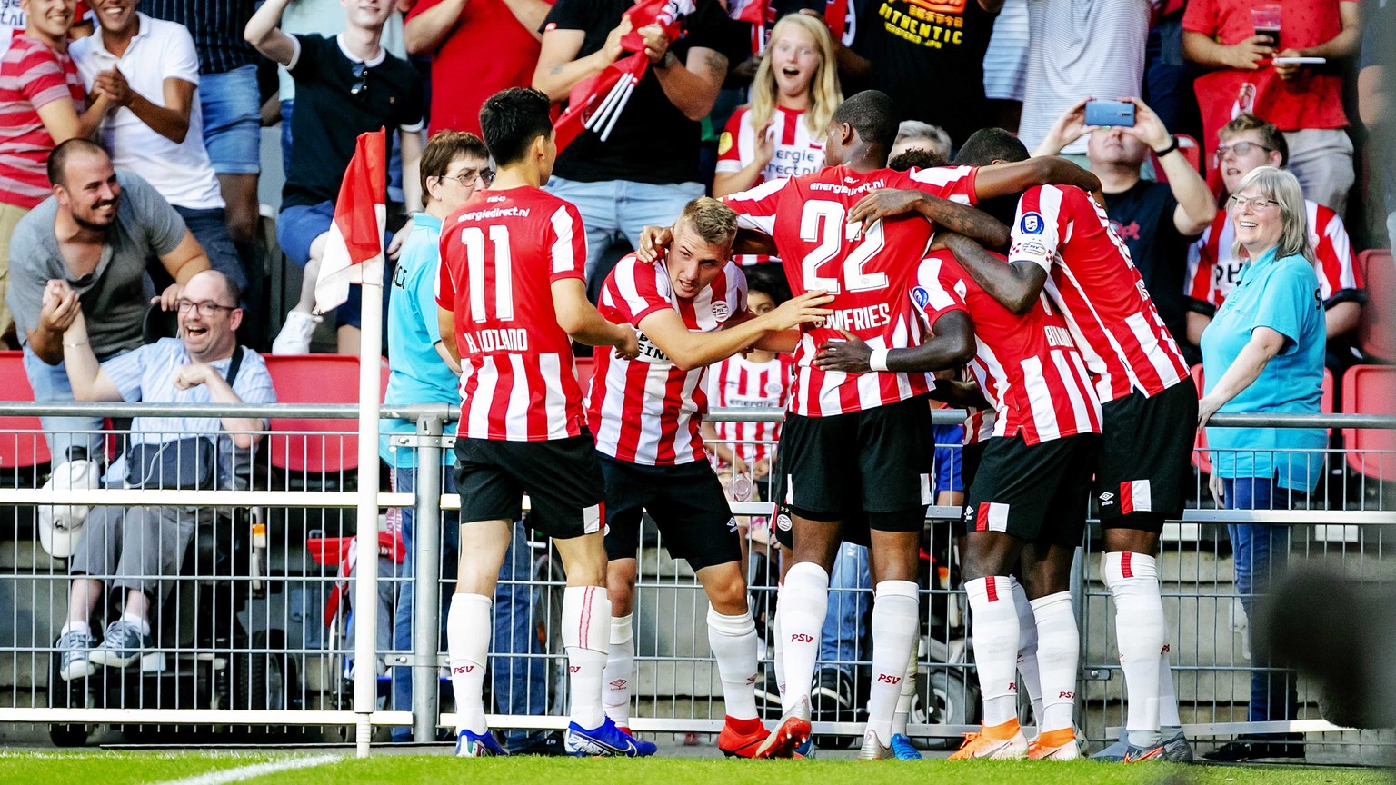 epa07735923 PSV Eindhoven player Steven Bergwijn reacts after scoring the 1-0 against FC Basel during the second qualifying round for the Champions League match in Eindhoven, the Netherlands, 23 July  ...
