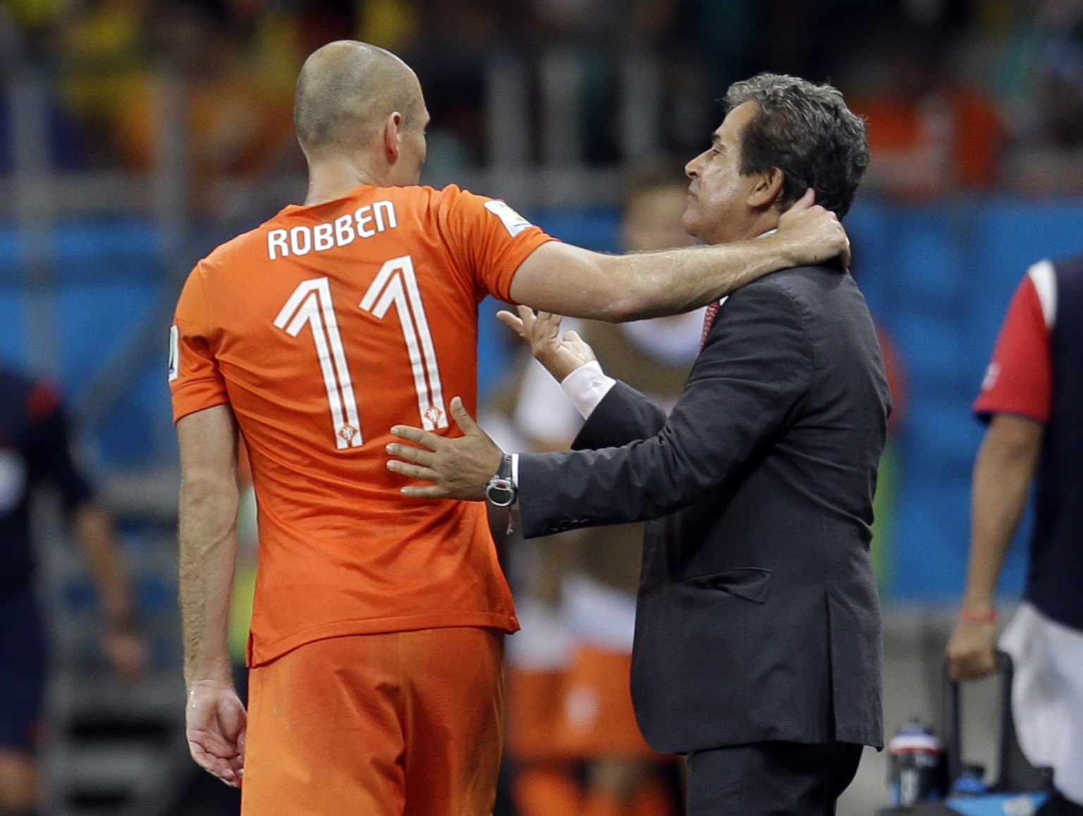 Arjen Robben tröstet Costa Ricas Trainer Jorge Luis Pinto. Dessen Defensivtaktik hätte um ein Haar den Erfolg gebracht.