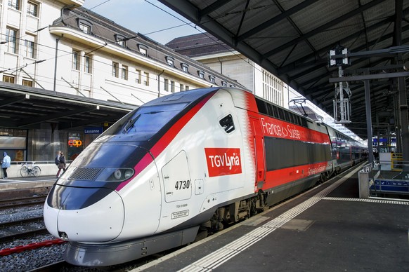 Une rame de train a deux etages du TGV Lyria est photographie en gare CFF de Lausanne, lors de l&#039;inauguration TGV Lyria 2020, ce mardi 5 novembre 2019 a Lausanne. Un train a deux etages, plus de  ...