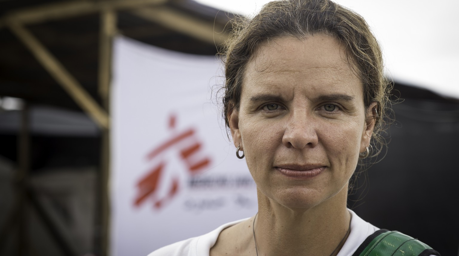 Einsatzleiterin Anja Wolz von Médecins Sans Frontières&nbsp;vor dem Ebola-Behandlungszentrum in Kailahun, Sierra Leone.