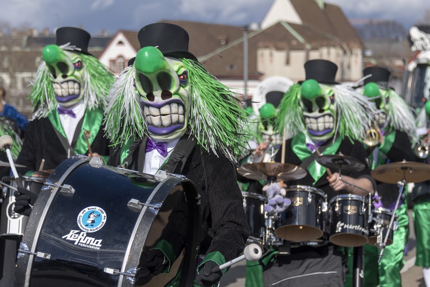 Revellers participate in the carnival procession in Basel, Switzerland, on Monday, March 11, 2019. (KEYSTONE/Georgios Kefalas)

Die Guggenmusik Mertfraueli Basel am Cortege des ersten der &quot;Drey s ...