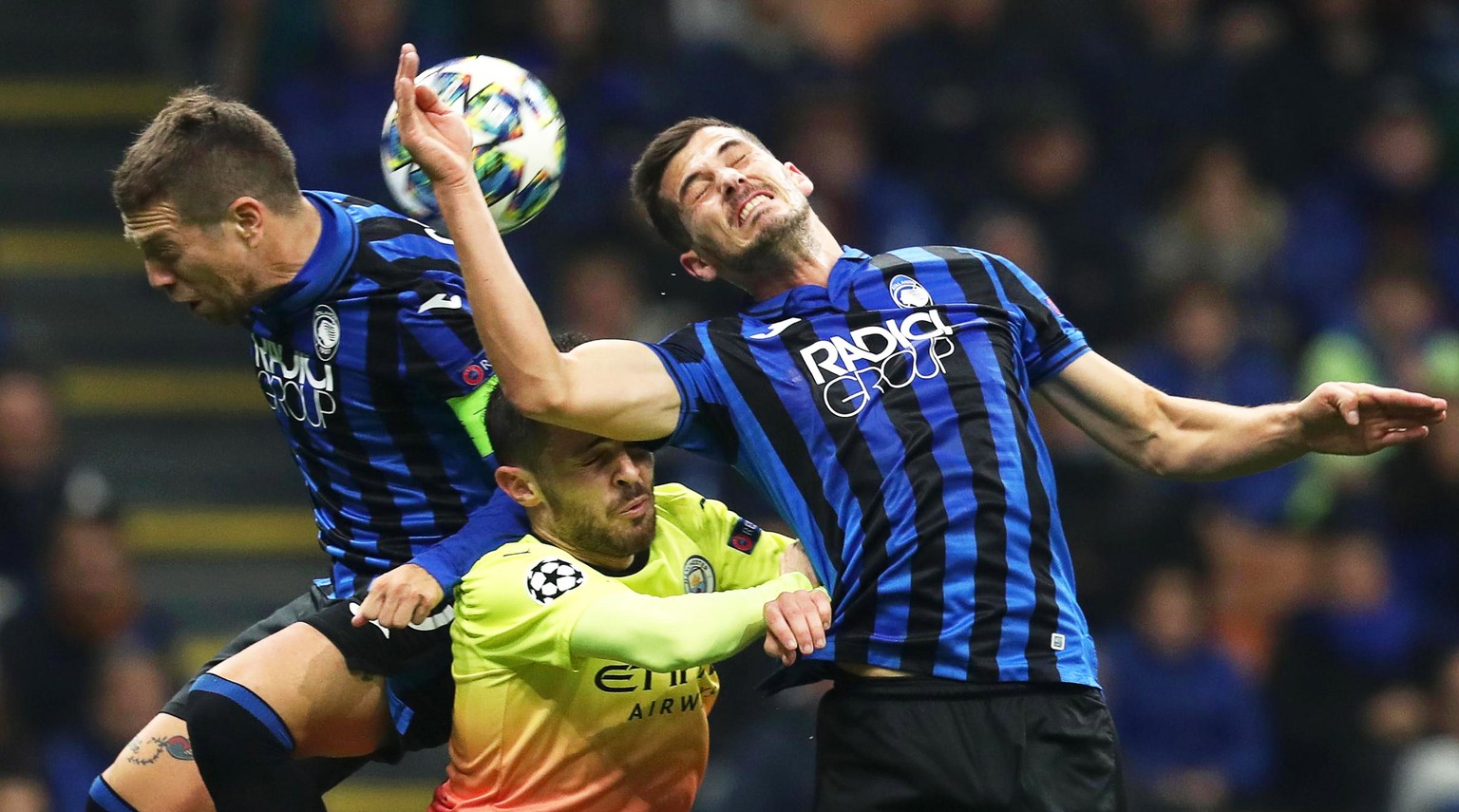 epaselect epa07977551 Manchester City&#039;s Ilkay Guendogan (C) in action against Atalanta players Alejandro Gomez (L) and Remo Freuler (R) during the UEFA Champions League group C soccer match Atala ...