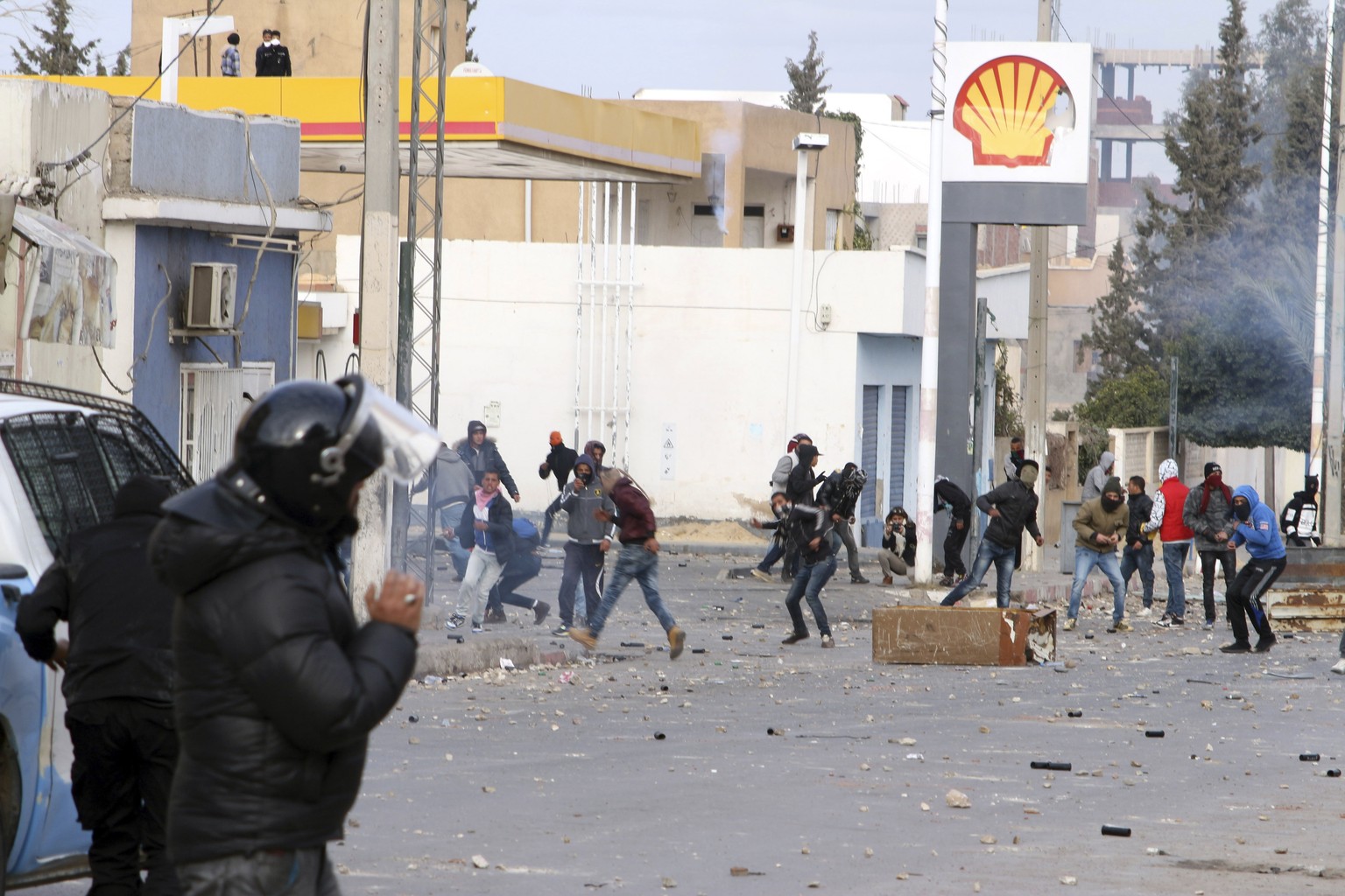 Schlechte Wirtschaftslage und Zuwanderung von extremistischen Kräften aus Libyen: Versinkt Tunesien im Chaos?