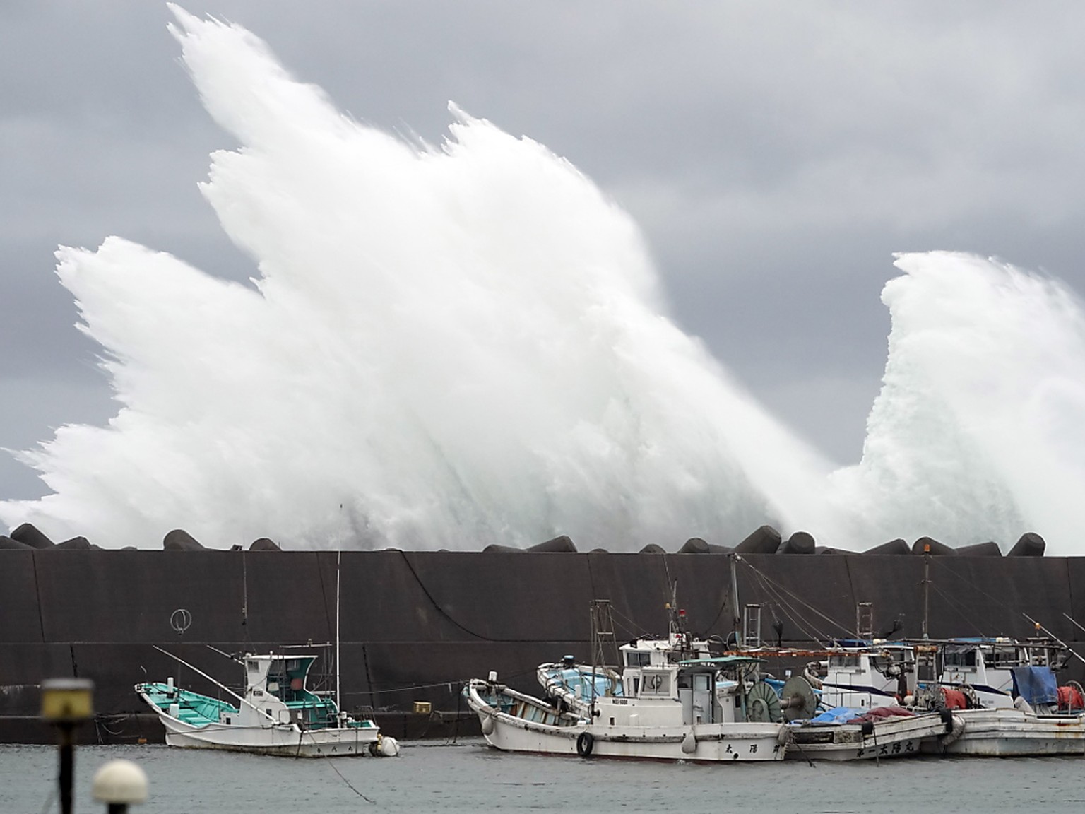 Vorboten des Taifuns &quot;Hagibis&quot;: Starke Wellen brechen an Schutzbauten im japanischen Meereshafen von Kiho.