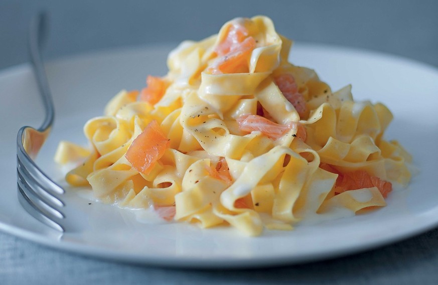 https://www.cucchiaio.it/ricetta/ricetta-tagliatelle-salmone/ pasta tagliatelle lachs rauchlachs rahm essen food italien italia kochen