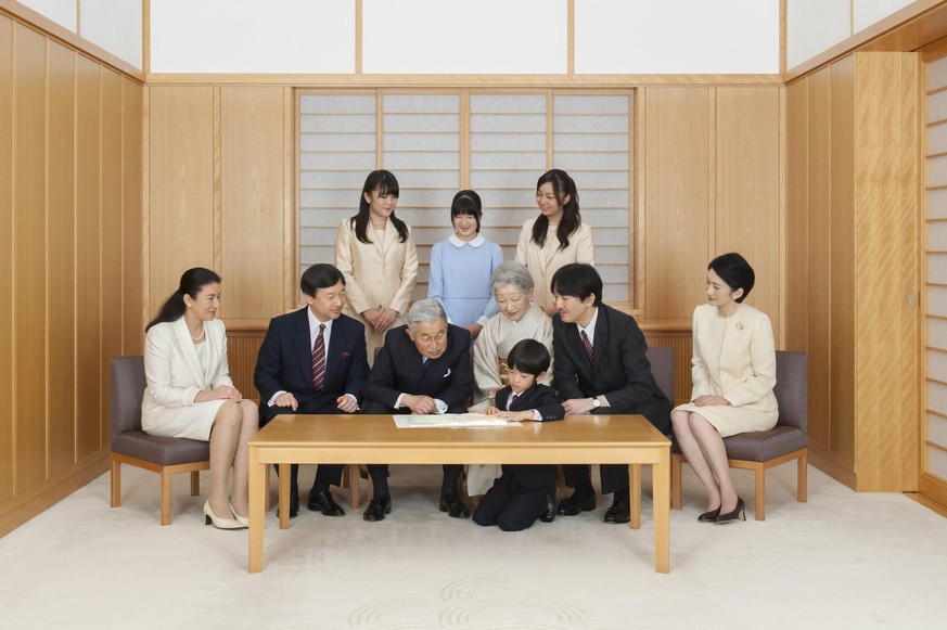 Kaiser Akihito und Kaiserin Michiko mit Familie