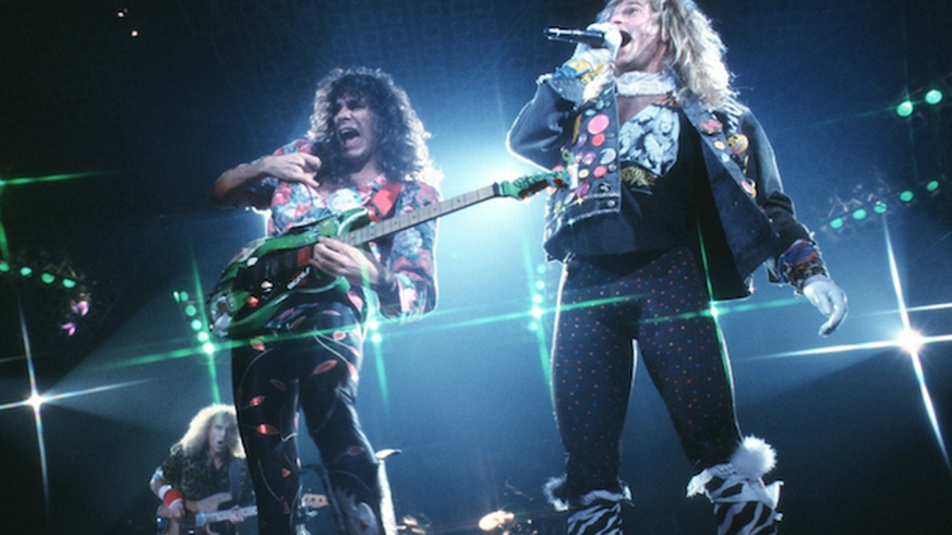 David Lee Roth (r.), Leadsänger der Hardrockgruppe Van Halen, mochte es auf der Bühne akrobatisch. Er setzte auf Leggins.