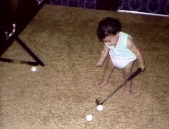 Tiger Woods lernte schon früh mit dem Golfschläger zu umzugehen.