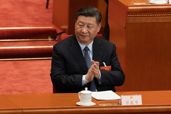 epa07421510 Chinese President Xi Jinping applauds during the second plenary session of the 13th National People&#039;s Congress (NPC) at the Great Hall of the People (GHOP) in Beijing, China, 08 March ...