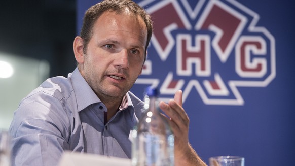 Martin Steinegger, Sportchef, spricht waehrend der Vorsaison-MK des EHC Biel, am Montag, 24. August 2015, in der Tissot Arena in Biel. (KEYSTONE/Marcel Bieri)